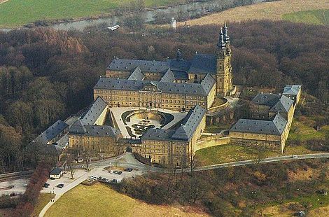 Internationale Tagung im Kloster Banz 2008 Luftaufnahme des Kloster Banz Foto: https://de.wikipedia.org/wiki/Datei:Kloster_Banz_Luftbild.jpg