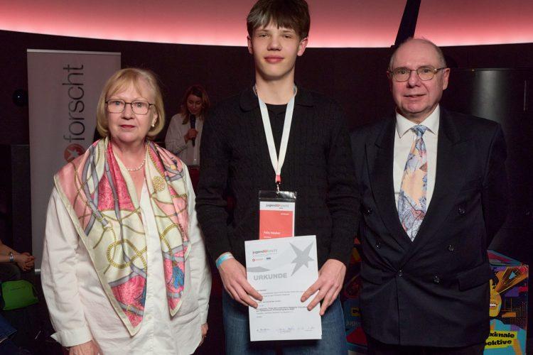 Jugend forscht Teilnehmer Felix Neuber erhält Sonderpreis des Freundeskreises